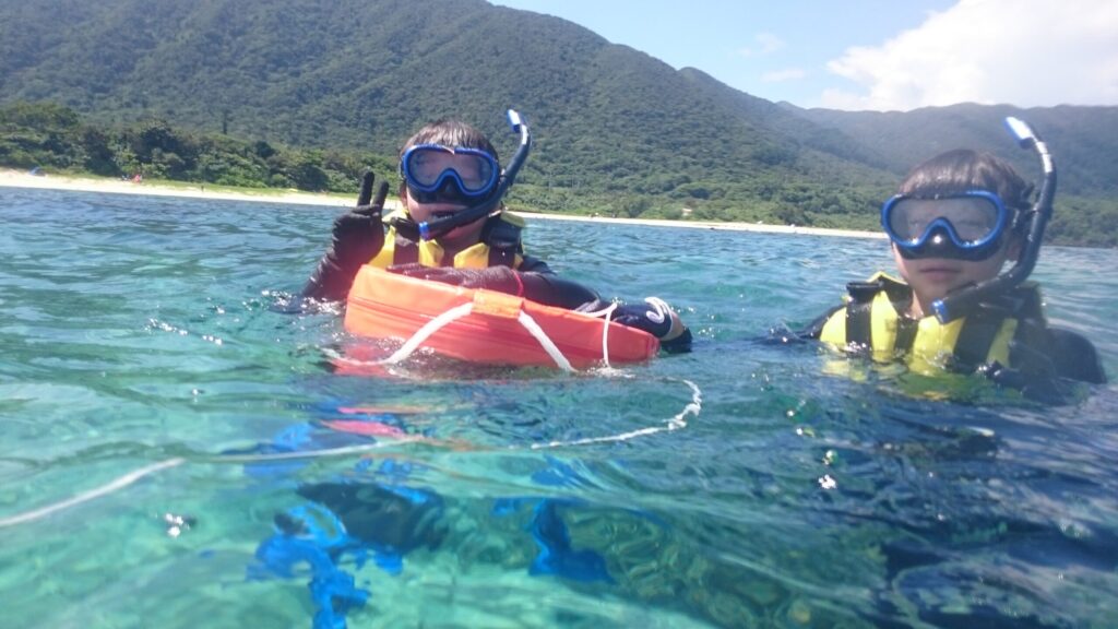 米原ビーチでスノーケリングを楽しむ子供たち